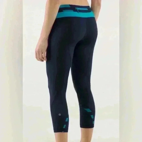 Lululemon  Run Inspire Crop! Blue yoga pants capris size 8 - Picture 3 of 4